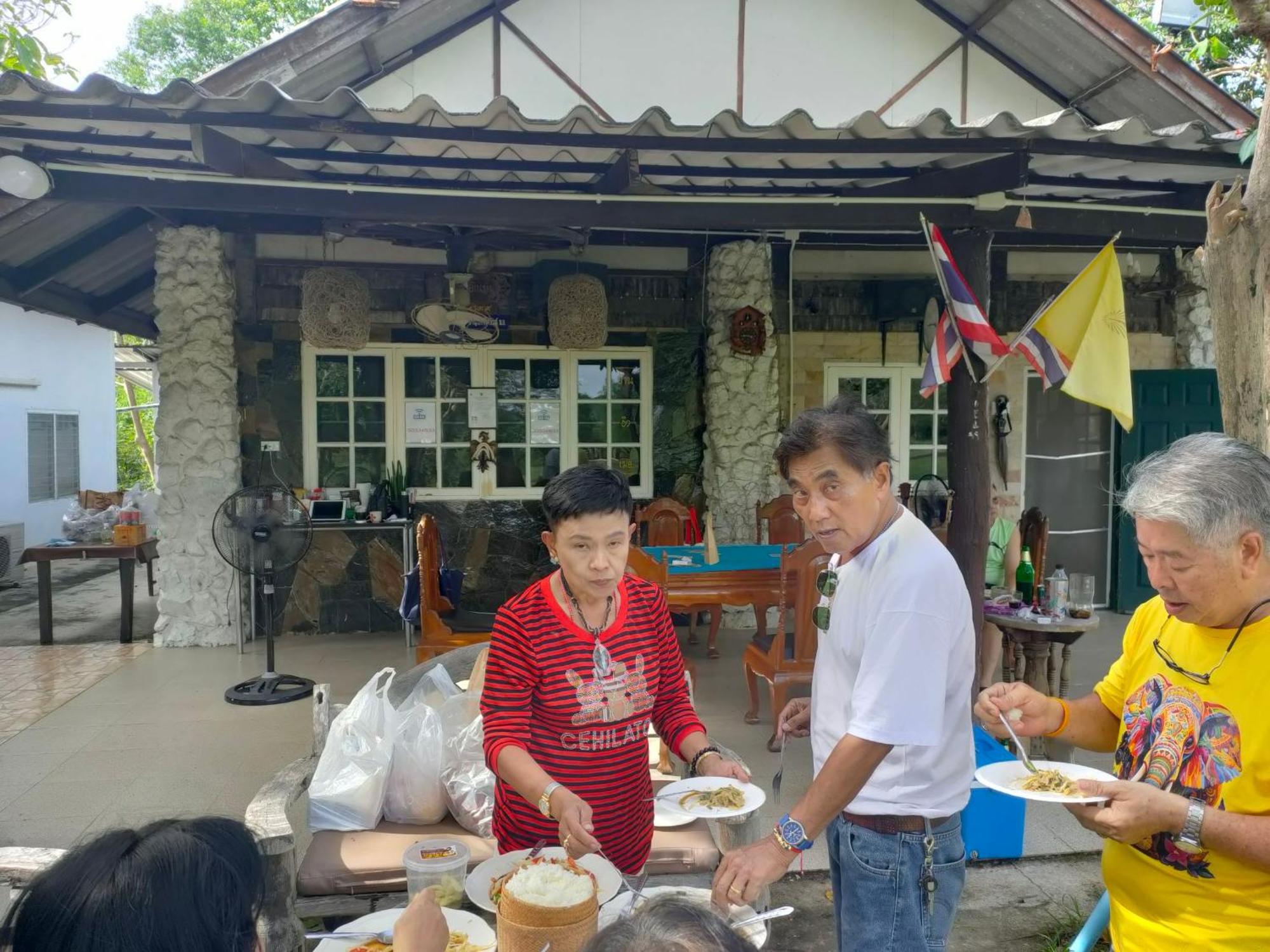 บ้านอิงเมยแคมป์ แก่งกระจาน Ban Phu Bon Luaran gambar